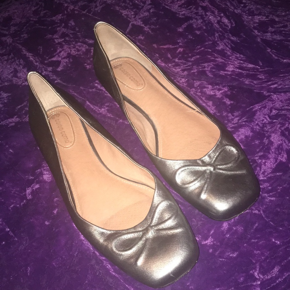 Beautiful silver embossed leather, size 11